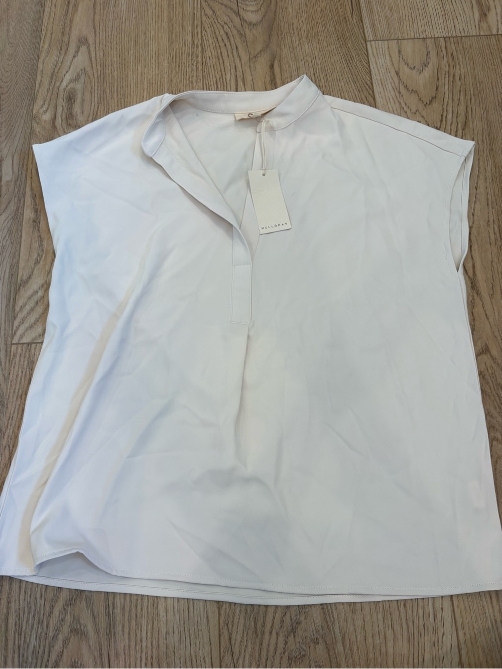 NWT Melloday Sleeveless White V-Neck Women's Top
